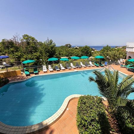 Bristol Hotel Лакко-Амено Экстерьер фото